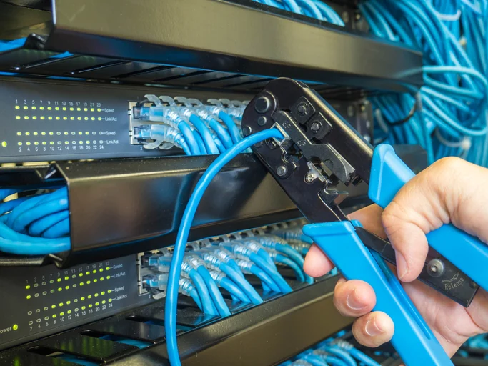 Repair network cable in rack cabinet